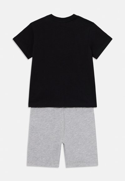 Fekete pamut rövid ujjú póló, amelyet szürke pamut sorttal párosítottak, egyszerű dizájnnal és puha textúrával. Nincsenek rajta minták vagy díszítések.