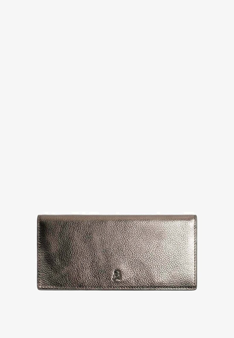 Cartera de cuero metálico bronce con superficie texturizada, que presenta un diseño rectangular sencillo y un sutil detalle de logo en la parte inferior.