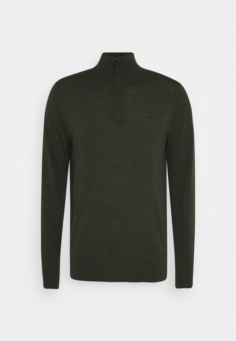 Pull vert foncé à manches longues avec un col montant et une courte fermeture éclair frontale, texture tricot uni, coupe ajustée, et petit logo sur la poitrine.