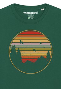 Groene katoenen T-shirt met een circulaire graphic met meerkleurige strepen en silhouetten van vogels, bomen en bergen.