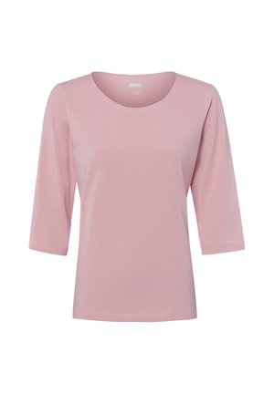 Weiches rosa Damenoberteil mit Dreiviertelärmeln und rundem Ausschnitt, auf weißem Hintergrund dargestellt.