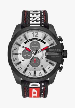 Montre chronographe noire avec un cadran argenté, dotée de trois sous-cadrans, de grands marquages horaires et d'un bracelet en tissu texturé avec des accents rouges.