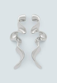 Silberne metallische Ohrringe mit einem welligen, abstrakten Design, das sanfte Kurven aufweist und keine sichtbaren Verschlüsse hat. Reflektierende Oberfläche mit polierter Optik.