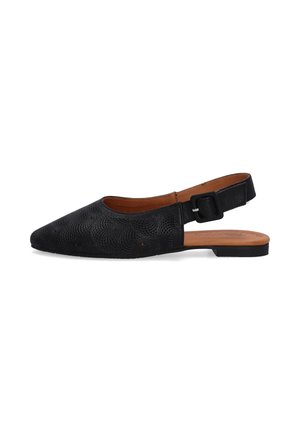 Černé slingback ploché boty s špičatou špičkou, s tkanou texturou a přezkou, doplněné o béžové vnitřní podšívky a plochou podrážku.