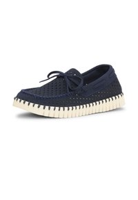 Donkerblauwe geperforeerde loafer met elastische zool en vetersluiting aan de voorkant, ontworpen voor casual gebruik en ademend vermogen.