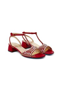 Rote Leder-Sandalen mit einem T-Riemen-Design, verziert mit Strasssteinen und einem Blockabsatz. Gefüttertes Innere mit glatter Textur.