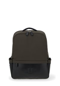 Olijfgroene stoffen rugzak met een zwarte leren bodem, dubbele ritssluiting en een bovenhandgreep. Voorzien van een logo aan de voorkant.