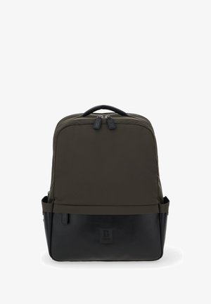 Olivengrüner Stoff-Rucksack mit einem schwarzen Lederboden, doppeltem Reißverschluss und einem Griff an der Oberseite. Verfügt über ein Logo auf der Vorderseite.