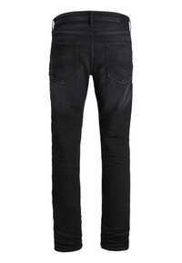 Jeans de mezclilla negra con un diseño ajustado. Presenta dos bolsillos traseros y una cintura típica. Textura suave con un desgaste mínimo.