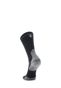 Schwarz- und graue Socken mit einem gerippten Design. Verstärkte Fersen- und Zehenbereiche, mit einem Emblem nahe der Oberseite. Weicher Stoff, mittellange Länge.