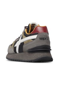Snygga sneakers i mocka och läder i grått, svart, oliv och mörkröd med vit logostrip och texturerad sula, märkt W6YZ på hälen.