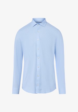 Jasnoniebieska koszula z długim rękawem, z kołnierzykiem zapinanym na guziki, w kratkę, z pięcioma guzikami z przodu; materiał wygląda na gładki i sztywny.