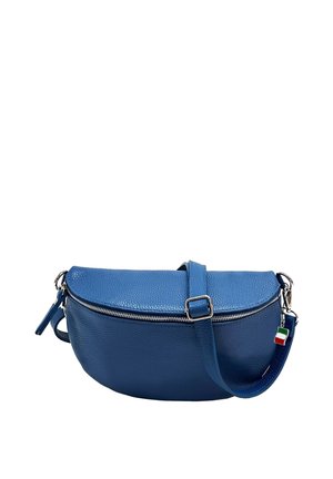 Blauwe leren schoudertas met korrelige textuur, zilveren rits, verstelbare band en een klein Italiaans vlaggetje aan de zijring.