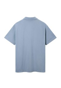 Polo shirt bleu clair à manches courtes en coton, avec une texture douce, un col classique et une coupe décontractée, sans motifs visibles.