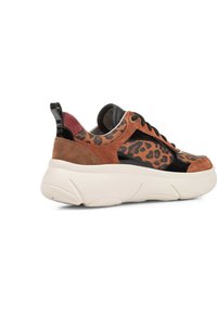 Sneaker con stampa leopardata, dettagli in suede marrone e accent in pelle verniciata nera. Caratterizzato da una spessa suola in gomma bianca e lacci neri. Superfici testurizzate.