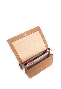 Tan leren handtas met een gladde textuur, voorzien van een omvouwontwerp, knoopsluiting en binnenvakken gevoerd met lichte stof.