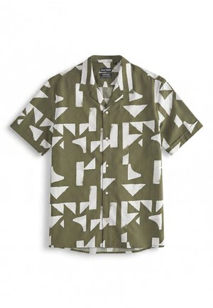 Camisa de manga corta verde oliva con botones, con formas geométricas abstractas blancas y cuello camp.