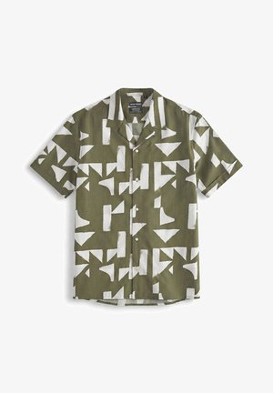 Camisa de manga corta verde oliva con botones, con formas geométricas abstractas blancas y cuello camp.