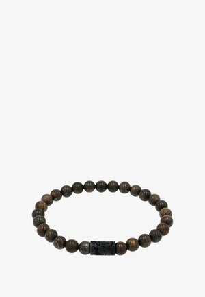 Bruine houten kralen vormen een rekbare armband, met een zwart gestructureerd metalen accent in het midden. De kralen hebben verschillende tinten en patronen.