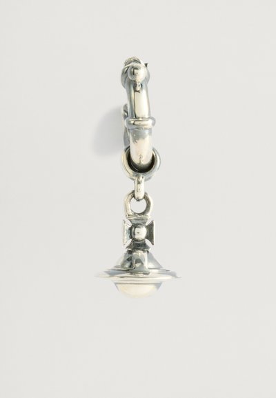 Boucles d'oreilles en argent avec une perle ronde en bas, soutenues par un petit design en forme de cloche et un accent décoratif au-dessus.