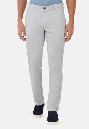 Pantaloni slim-fit grigio chiaro realizzati in tessuto liscio, dotati di tasche laterali, passanti per la cintura e una chiusura anteriore con cerniera e bottone.