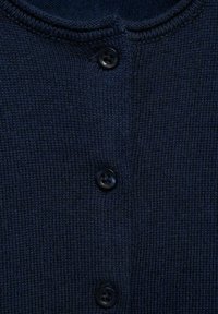 Námořnický modrý pletený kardigan se žebrovanou texturou a třemi černými knoflíky vpředu, s kulatým výstřihem a bezšvými okraji.