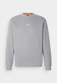 Sudadera gris claro de cuello redondo con mangas largas, puños y dobladillo acanalados, y el logo "BOSS" centrado en el pecho.