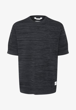 Čierne tričko s krátkym rukávom, textúrovaným vzorom, okrúhlym výstrihom a malou bielou etiketou v spodnej ľavej časti.