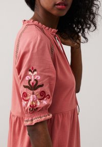 Odd Molly FINLEY - Dnevna obleka - vintage pink