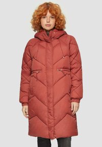 Gewatteerde lange jas in rustkleur, met een chevron-quiltpatroon, een verstelbare capuchon met trekkoorden en met rits afgesloten zakken.