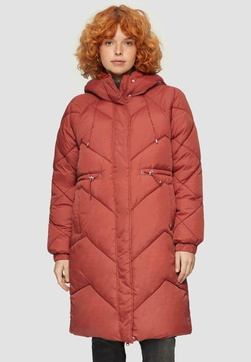 Gewatteerde lange jas in rustkleur, met een chevron-quiltpatroon, een verstelbare capuchon met trekkoorden en met rits afgesloten zakken.