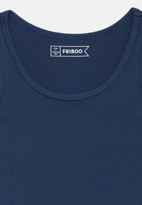 Κυανό μπλε αμάνικο βαμβακερό τοπ με στρογγυλή λαιμόκοψη. Οι ετικέτες δείχνουν μέγεθος 9/10 και ύψος 134/140 εκ. Ομαλή υφή, απλός σχεδιασμός.