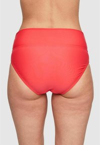 Röda högmidjade bikiniunderdelar, tillverkade av ett mjukt och stretchigt material. Har ett brett midjeband och sömlös design för komfort.