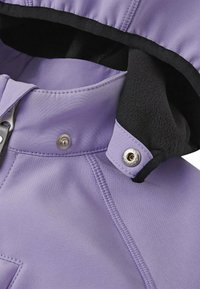 Veste violet clair avec une capuche noire doublée en polaire, quincaillerie argentée, fermetures à pression et détails de couture visibles. Le tissu semble lisse.