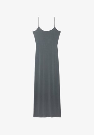 Robe maxi grise sans manches avec fines bretelles, présentant une texture lisse et une silhouette droite, s'étendant jusqu'aux chevilles.