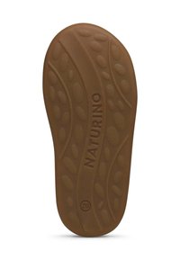 Hnědá gumová podešev s texturovaným vzorem zahrnující zaoblené tvary a vlnité čáry; uprostřed je reliéfně vyražené "NATURINO" a velikost "20".
