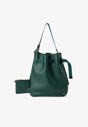 Sac seau en cuir vert avec une finition texturée, une longue anse et une petite pochette détachable pour un rangement supplémentaire. Dispose de sangles plates.