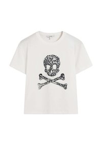 Camiseta de algodón blanca con un diseño impreso de calavera y tibias cruzadas. La calavera incluye embellecimientos de texto en tonos negro y gris.