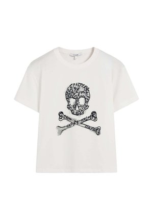 Camiseta de algodón blanca con un diseño impreso de calavera y tibias cruzadas. La calavera incluye embellecimientos de texto en tonos negro y gris.