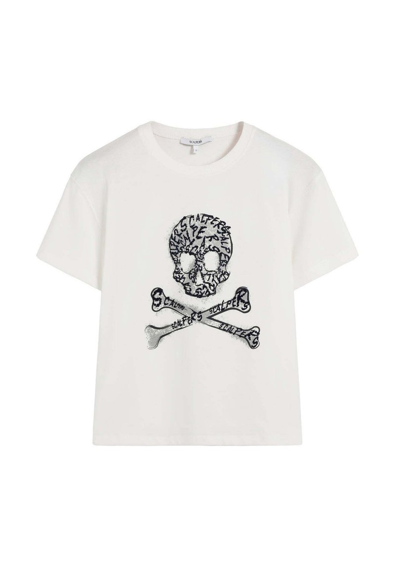 Camiseta de algodón blanca con un diseño impreso de calavera y tibias cruzadas. La calavera incluye embellecimientos de texto en tonos negro y gris.