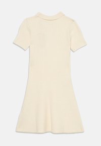 Strikket kjole i kremet beige med tettsittende liv og flagrende skjørt. Har korte ermer og strukturen erribbet med polokrage.
