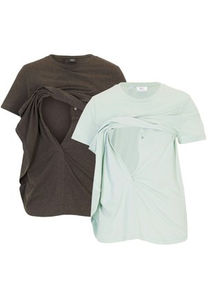 Due magliette a maniche corte: una di colore grigio scuro e l'altra di colore verde menta chiaro. Ognuna presenta un design intrecciato con chiusure a scatto e un morbido materiale in cotone.