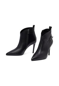 Schwarze Leder-Stiefeletten mit spitzer Zehenform und Stiletto-Absatz. Verfügt über einen seitlichen Reißverschluss und einen dekorativen Schnallenakzent. Glatte Textur.
