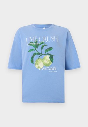 Ανοιχτό μπλε μπλουζάκι με πράσινα λάιμ με φύλλα και λευκό κείμενο: «Lime Crush», «Courtside fruit club» και μικρότερο κείμενο κάτω από τον κύριο τίτλο.