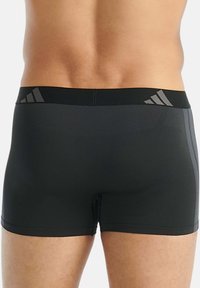 Čierne boxerky pre mužov so hladkým elastickým pásom so šedými akcentmi a so štruktúrovaným panelovým dizajnom po stranách.