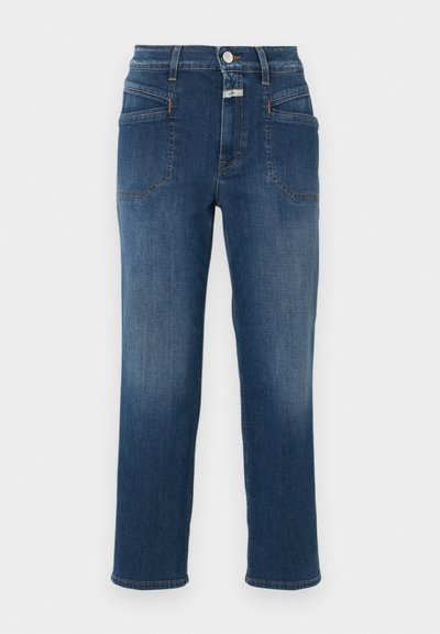 Μπλε τζιν με ίσια γραμμή, κούμπωμα με κουμπί και φερμουάρ στο μπροστινό μέρος, και λοξές μπροστινές τσέπες με πορτοκαλί ραφές.