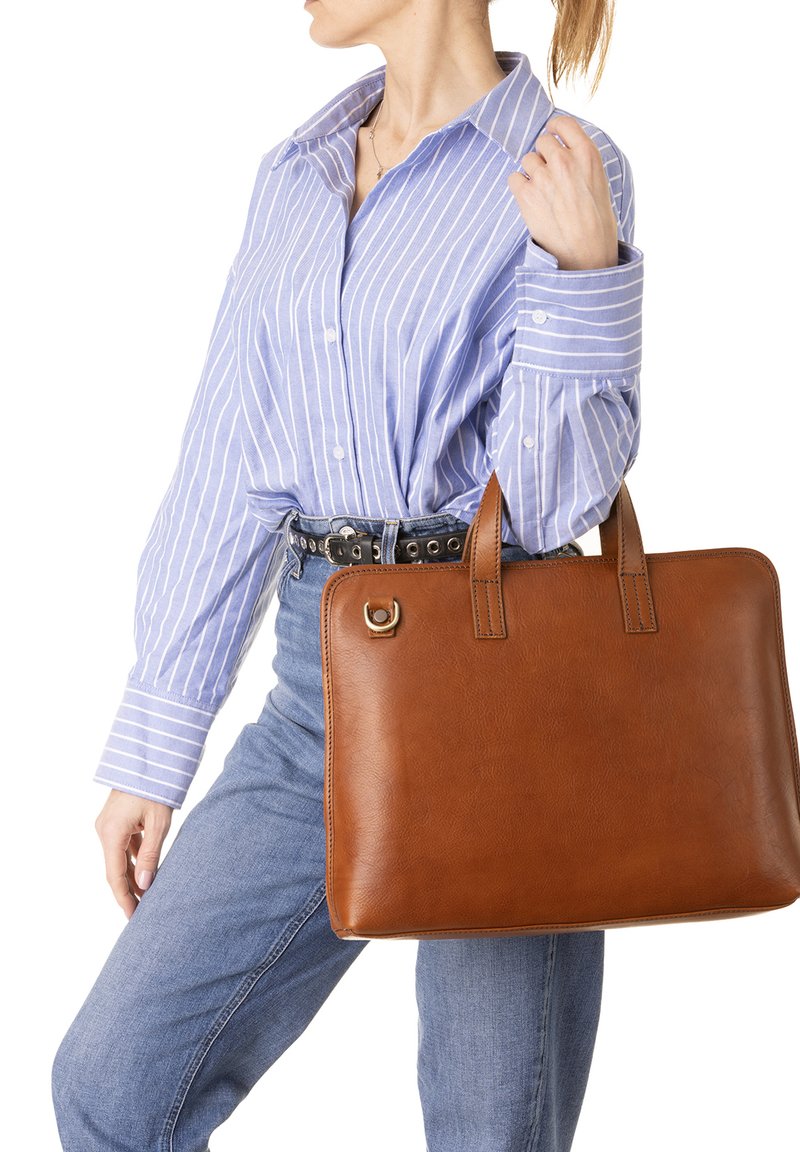 Borsa tote in pelle marrone con due manici superiori, forma rettangolare e superficie liscia. Presenta un accento metallico su un lato.