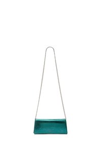 Türkise metallische Clutch mit glatter Textur, silberner Kettenriemen und geometrischer Form. Verfügt über ein dezentes Logo auf der Vorderseite.