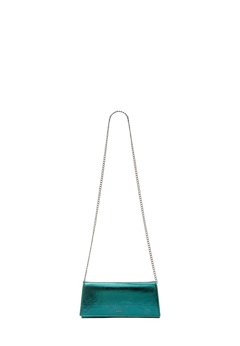 Türkise metallische Clutch mit glatter Textur, silberner Kettenriemen und geometrischer Form. Verfügt über ein dezentes Logo auf der Vorderseite.
