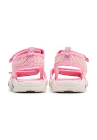 Rosa andningsbara mesh-sandaler med en strukturerad design, justerbara remmar och vita gummisulor med texturerad detaljering.